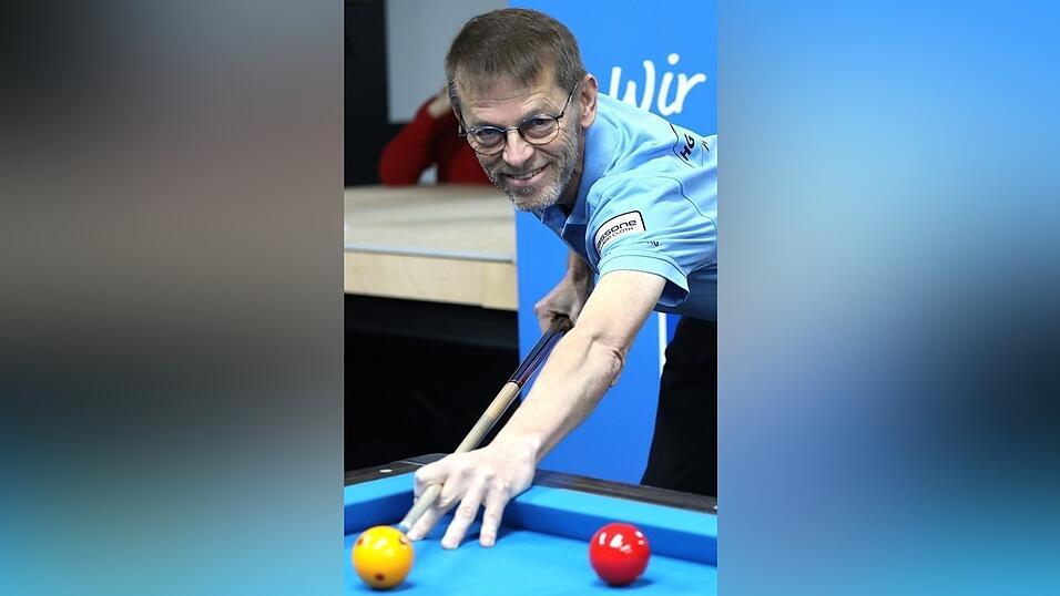 Torbjörn Blomdahl, die lebende Billard-Legende aus Schweden, tritt am Samstag mit der Mannschaft des Tabellenführers Billard Center Weywiesen in der Bergstadt an. Torbjörn Blomdahl, die lebende Billard-Legende aus Schweden, tritt am Samstag mit der Mannschaft des Tabellenführers Billard Center Weywiesen in der Bergstadt an.