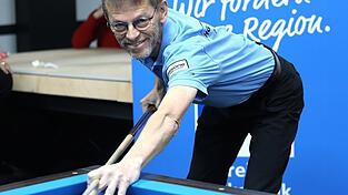 Torbjörn Blomdahl, die lebende Billard-Legende aus Schweden, tritt am Samstag mit der Mannschaft des Tabellenführers Billard Center Weywiesen in der Bergstadt an. Torbjörn Blomdahl, die lebende Billard-Legende aus Schweden, tritt am Samstag mit der Mannschaft des Tabellenführers Billard Center Weywiesen in der Bergstadt an.
