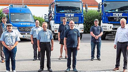 Hintere Reihe von links: Josef Fisch, 2. Bürgermeister der Stadt Bogen, Joachim Limbrunner, Heinz Englsperger, Stefan Kötterl; vordere Reihe von links: Julian Rothmann, Johann Leidl, Josef Feldmaier, MdB Alois Rainer, nicht auf dem Bild ist Stefan Spranger
