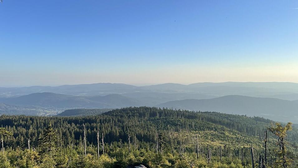 Beim Aufstieg zum Kleinen Arber lohnt es sich, ab und an inne zu halten, sich umzudrehen und den Blick schweifen zu lassen.