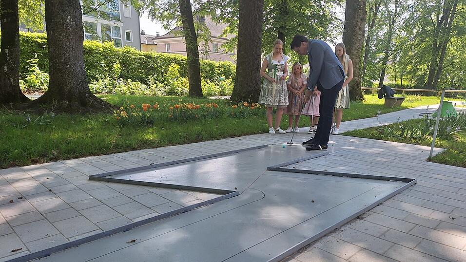 Oberbürgermeister Dr. Christian Moser versuchte sich an einer schwierigen Bahn.