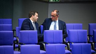 Nach der Finanzeinigung mit den Grünen beginnt für die Koalitionsverhandler das Ringen um die Details: SPD-Fraktionschef Klingbeil und Unionsfraktionschef Merz. Nach der Finanzeinigung mit den Grünen beginnt für die Koalitionsverhandler das Ringen um die Details: SPD-Fraktionschef Klingbeil und Unionsfraktionschef Merz.