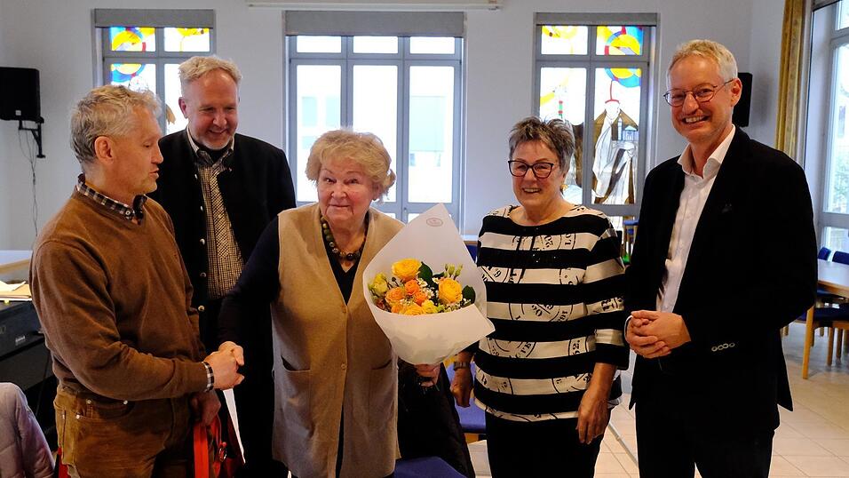 Der stellvertretende Vorsitzende Ralph Zimmerhansl, Verwaltungsrat Peter Stranninger, Margot Hilmer und OB Markus Pannermayr (v.l.) verabschiedeten mit dem gesamten Behindertenbeirat Vorsitzende Juliane Eigner (Mitte). Der stellvertretende Vorsitzende Ralph Zimmerhansl, Verwaltungsrat Peter Stranninger, Margot Hilmer und OB Markus Pannermayr (v.l.) verabschiedeten mit dem gesamten Behindertenbeirat Vorsitzende Juliane Eigner (Mitte).