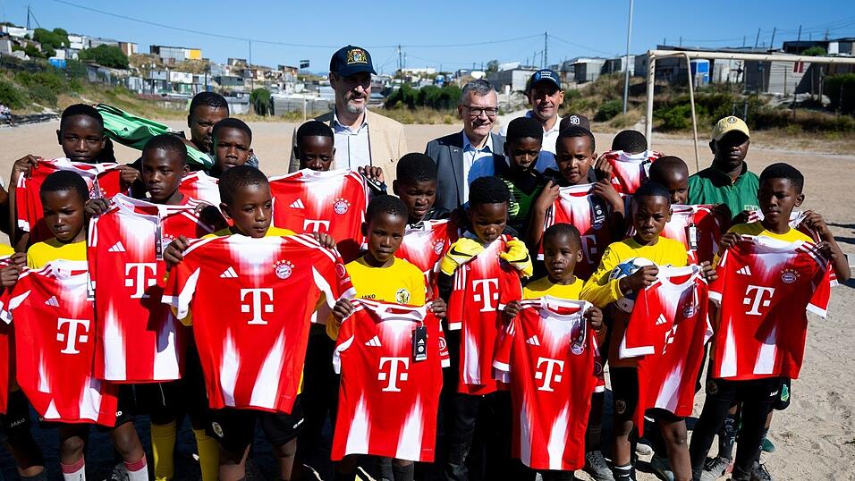 Für Kinder im Township Khayelitsha waren Fußball-Trikots des FC Bayern München im Gepäck. Für Kinder im Township Khayelitsha waren Fußball-Trikots des FC Bayern München im Gepäck.