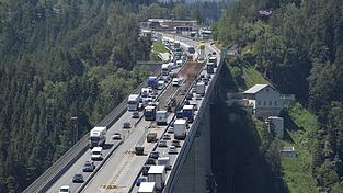 Die wichtige Alpenroute wird an einem starken Reisewochende blockiert. (Archivbild)