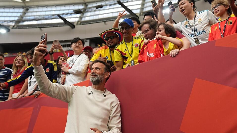 J&uuml;rgen Klopp macht mit Fans ein Selfie.