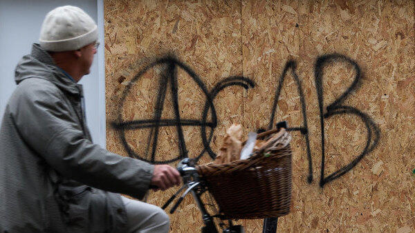 Unbekannte bespr&uuml;hen eine Lagerhalle bei Bad Abbach mit den Schriftz&uuml;gen &bdquo;SSV Jahn&ldquo; und &bdquo;ACAB&ldquo;. Das Graffiti ist mehrere Meter gro&szlig;, der Schaden geht in die Tausende. (Symbolfoto)