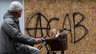Unbekannte bespr&uuml;hen eine Lagerhalle bei Bad Abbach mit den Schriftz&uuml;gen &bdquo;SSV Jahn&ldquo; und &bdquo;ACAB&ldquo;. Das Graffiti ist mehrere Meter gro&szlig;, der Schaden geht in die Tausende. (Symbolfoto)
