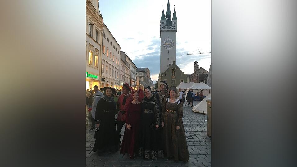 Der Straubinger Stadtplatz wird am Wochenende ganz in mittelalterliches Flair getaucht. Die schönsten Schnappschüsse haben wir für Sie zusammengestellt. Der Straubinger Stadtplatz wird am Wochenende ganz in mittelalterliches Flair getaucht. Die schönsten Schnappschüsse haben wir für Sie zusammengestellt.