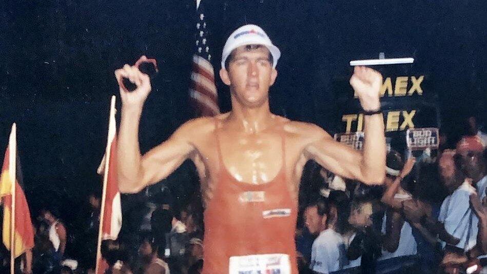 Einer seiner gr&ouml;&szlig;ten Augenblicke: 1988 finisht Neumann den extrem harten Ironman-Triathlon auf Big Island/Hawaii.