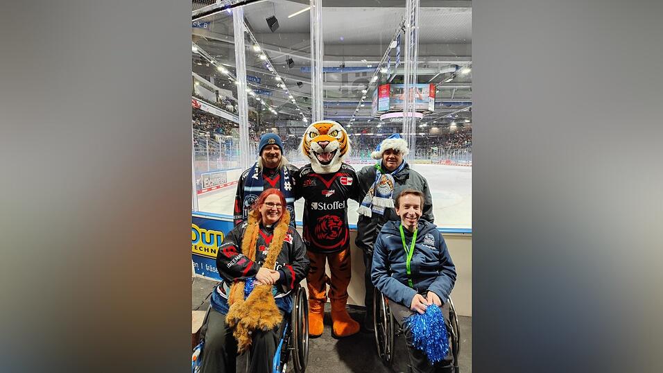 Petra Espertshuber (vorne, l.) und die Rolli Tigers feuern ihr Team nat&uuml;rlich am liebsten live im Stadion an. Hier haben sie f&uuml;r ein Erinnerungsfoto Straubing Tigers-Maskottchen Tigo in die Mitte genommen.