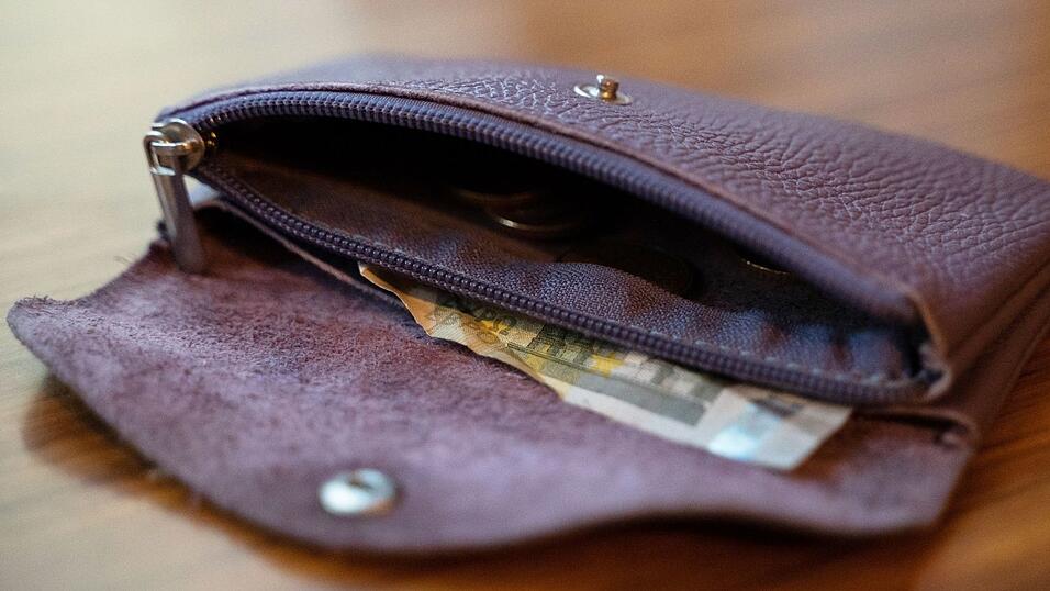 Wer Zuhause gepflegt wird, kann dafür monatlich 113 Euro extra bekommen. (Symbolbild)