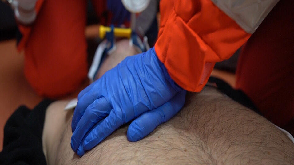 Bei einem Herz-Kreislauf-Stillstand z&auml;hlt jede Sekunde. Die Mobilen Retter &uuml;berbr&uuml;cken die Zeit, bis der Rettungsdienst eintrifft. Reinhard Englberger aus Straubing ist einer von ihnen.