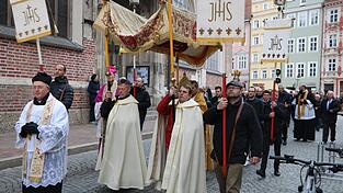 Die Prozession f&uuml;hrte die Teilnehmer von der Kirchgasse aus &uuml;ber die Neustadt.