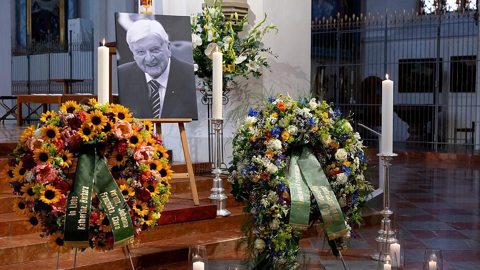 Vertreter aus Politik, Kirche und Wissenschaft haben in der Münchner Frauenkirche Abschied von Hans Maier genommen. Der CSU-Politiker war am 8. Juni im Alter von 94 Jahren gestorben. Vertreter aus Politik, Kirche und Wissenschaft haben in der Münchner Frauenkirche Abschied von Hans Maier genommen. Der CSU-Politiker war am 8. Juni im Alter von 94 Jahren gestorben.