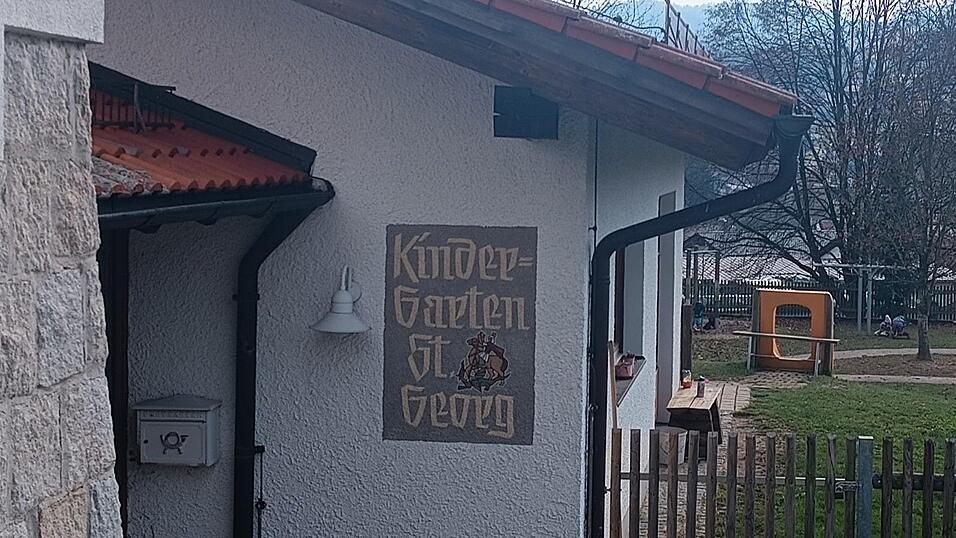 Bürgermeister Andreas Eckl berichtete bei der Sitzung vom großen Defizit, das die beiden gemeindlichen Kindergärten in Prackenbach und Moosbach jährlich im Haushalt verursachten. Mit der Erhöhung wolle man einen Mittelweg für alle Bürger finden. Bürgermeister Andreas Eckl berichtete bei der Sitzung vom großen Defizit, das die beiden gemeindlichen Kindergärten in Prackenbach und Moosbach jährlich im Haushalt verursachten. Mit der Erhöhung wolle man einen Mittelweg für alle Bürger finden.