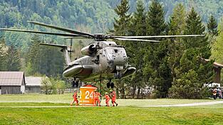Hubschrauber sind weiter im Akkord unterwegs.