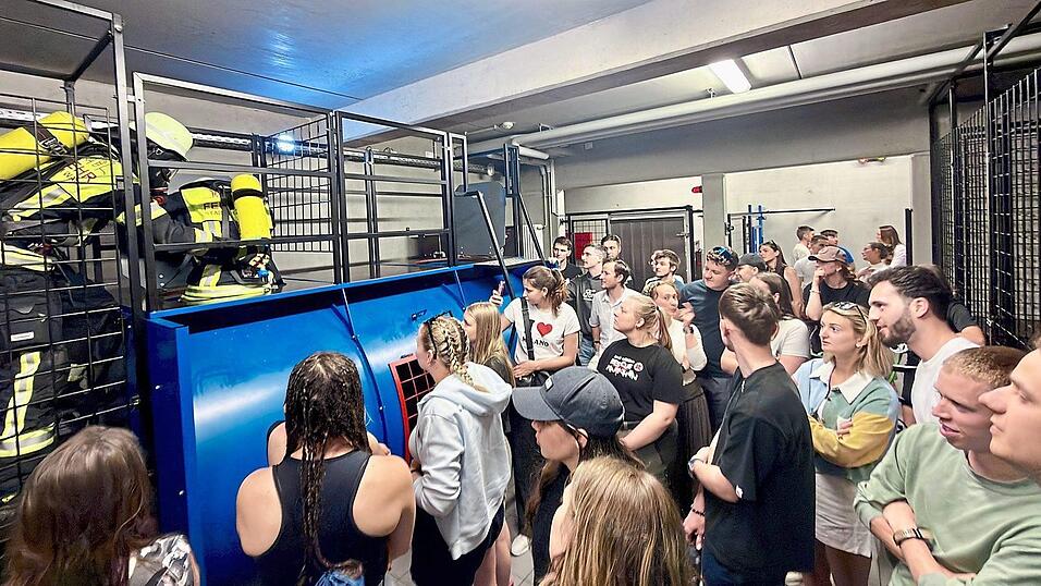 Die angehenden tschechischen Retter verfolgten mit großem Interesse, welche Herausforderungen Atemschutz-Geräteträger in der Further Trainingseinrichtung bewältigen müssen. Diese Übung erfolgt normalerweise bei Kunstrauch und in Dunkelheit. Die angehenden tschechischen Retter verfolgten mit großem Interesse, welche Herausforderungen Atemschutz-Geräteträger in der Further Trainingseinrichtung bewältigen müssen. Diese Übung erfolgt normalerweise bei Kunstrauch und in Dunkelheit.