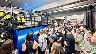 Die angehenden tschechischen Retter verfolgten mit großem Interesse, welche Herausforderungen Atemschutz-Geräteträger in der Further Trainingseinrichtung bewältigen müssen. Diese Übung erfolgt normalerweise bei Kunstrauch und in Dunkelheit. Die angehenden tschechischen Retter verfolgten mit großem Interesse, welche Herausforderungen Atemschutz-Geräteträger in der Further Trainingseinrichtung bewältigen müssen. Diese Übung erfolgt normalerweise bei Kunstrauch und in Dunkelheit.