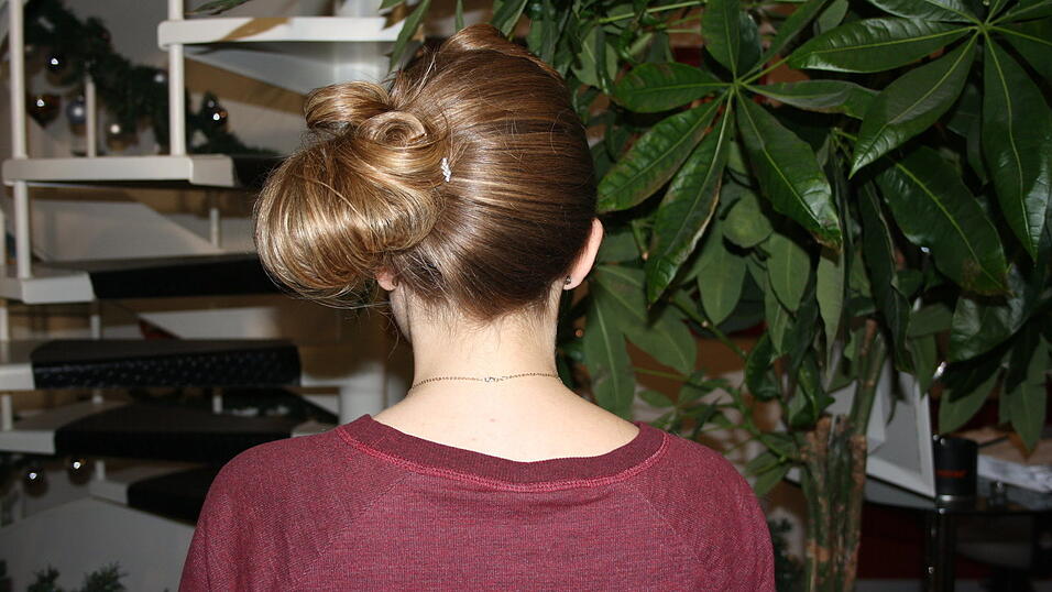 So sieht die fertige Frisur dann aus. So sieht die fertige Frisur dann aus.