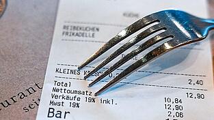 Ein Kassenbon mit einer Mehrwertsteuer von 19 Prozent f&uuml;r Speisen und Getr&auml;nke liegt in einem Restaurant. (Symbolbild)