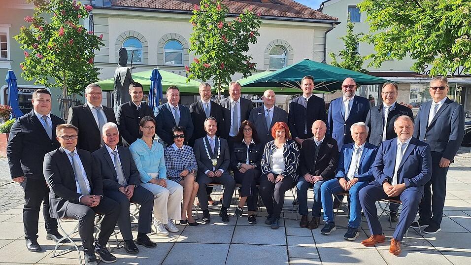 Der neue Marktgemeinderat Hengersberg: (vorne, v. l.) Daniel Luksch (HBB), Stephan Schlederer (FWG), Maren Lex (Gr&uuml;ne), Uschi Mitterm&uuml;ller (CSU), B&uuml;rgermeister Mathias Berger (CSU), Andrea Einhellig (FWG), Anja Holzfurtner (HBB), Ewald Stra&szlig;er (SPD), Willi Lallinger (CSU), Anton Donaubauer (FWG), (hinten, v. l.) Christoph Bernreiter (JL), Josef Kurz (HBB), Roland Schlederer (FWG), Ludwig Hartenberger (FWG), Christian Lipp (FWG), Roman Preisinger (CSU), Roland Bernreiter (CSU), Andreas K&ouml;ck (CSU), Raimund Nadolny (SPD) und Stephan Drasch (CSU).