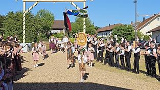 Schon am ersten Tag mit Mann und Maus vertreten sind die Hofmarksch&uuml;tzen Loifling als Patenverein.