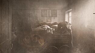 Eine Frage, die sich Menschen damals wie heute stellten: Warum musste bei den Morden in Hinterkaifeck auch der gerade mal zwei Jahre alte Josef sterben? Er wurde in diesem Kinderwagen erschlagen. Eine Frage, die sich Menschen damals wie heute stellten: Warum musste bei den Morden in Hinterkaifeck auch der gerade mal zwei Jahre alte Josef sterben? Er wurde in diesem Kinderwagen erschlagen.