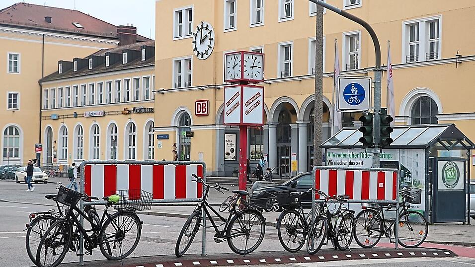 Seit gut einem Jahr ist der Regensburger Bahnhofsvorplatz für Autos gesperrt.