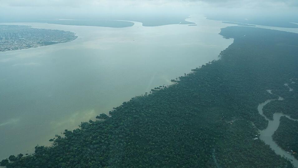 Durch den an die Millionenstadt Belém grenzenden Wald fließt der Fluss Guama. Durch den an die Millionenstadt Belém grenzenden Wald fließt der Fluss Guama.