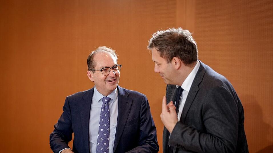 Der Entwurf aus dem Haus von Bundesinnenminister Alexander Dobrindt (CSU) ist nicht der erste Versuch, das Problem der Scheinvaterschaften zu l&ouml;sen.