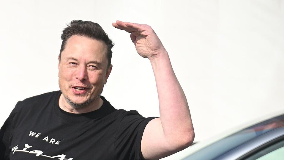 Tesla-Chef Elon Musk will das autonome Fahren ausbauen (Archivbild).