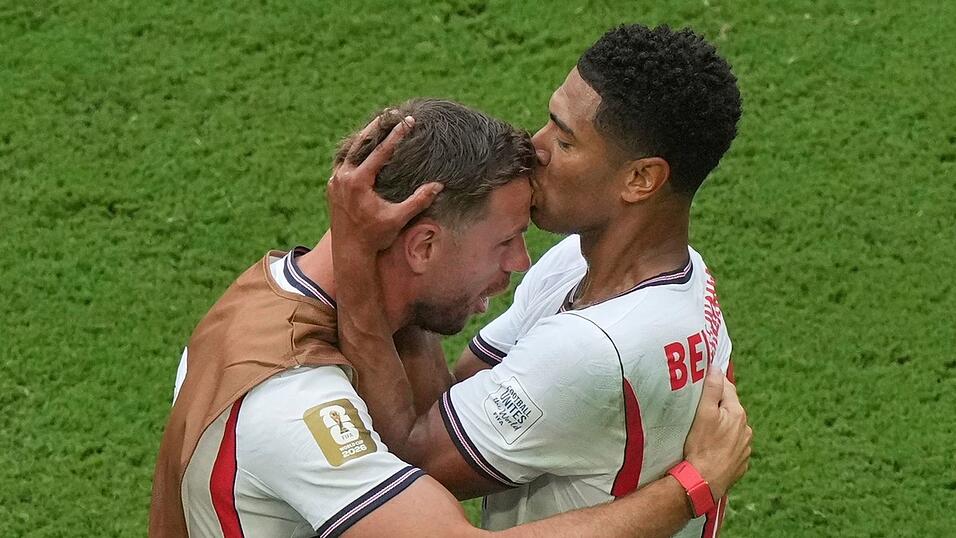 Jude Bellingham (r) lief nach seinem Tor zu Jordan Henderson. Jude Bellingham (r) lief nach seinem Tor zu Jordan Henderson.