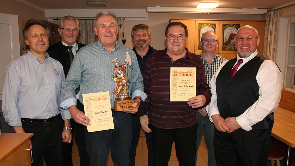Vorsitzender Markus L&ouml;sch, Kommandant Alex Hagn, 2. Kommandant Roland Bielmeier, B&uuml;rgermeister Anton Drexler und 2. Vorsitzender Stefan Lehner, (von rechts), gratulieren Anton Kerscher und Max Graf zur Ehrung und Ernennung.