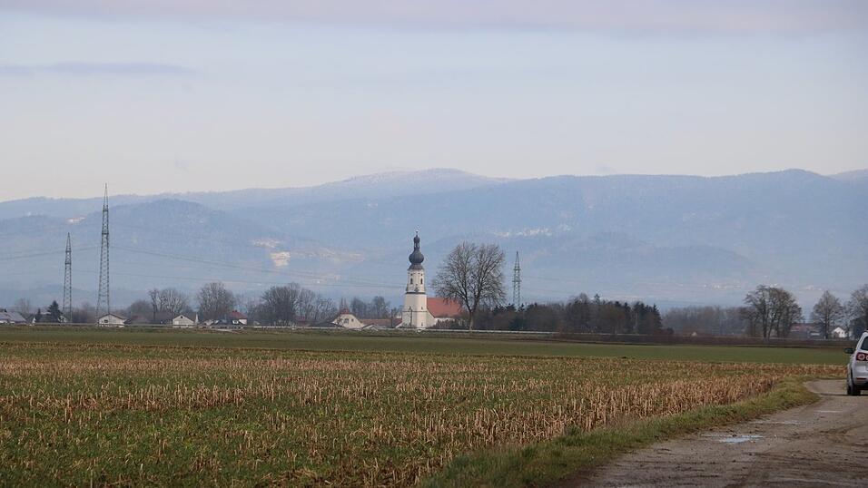 Auch aus dem Stephansposchinger Ortsteil Loh, hier im Hintergrund die Wallfahrtskirche, gingen in Straßkirchen Stellungnahmen zum geplanten BMW-Werk ein. Auch aus dem Stephansposchinger Ortsteil Loh, hier im Hintergrund die Wallfahrtskirche, gingen in Straßkirchen Stellungnahmen zum geplanten BMW-Werk ein.