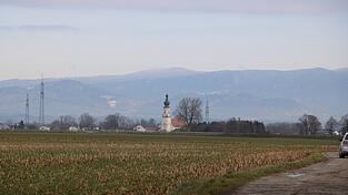 Auch aus dem Stephansposchinger Ortsteil Loh, hier im Hintergrund die Wallfahrtskirche, gingen in Straßkirchen Stellungnahmen zum geplanten BMW-Werk ein.