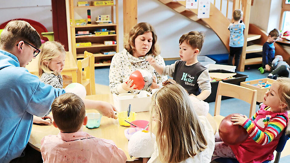 Die Erzieher Marco (links) und Christine basteln im Kindergarten Sankt Martin in Schwarzach mit den Kindern Osternester.