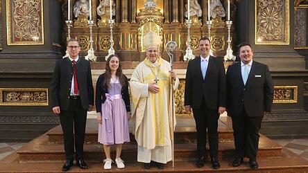 Bischof Rudolf Voderholzer mit Pastoralreferent Sebastian Göttl (v.l.), Pastoralreferentin Katharina Späth, Pastoralreferent Peter Lehner und Gemeindereferent Tobias Krenn.