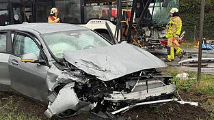Der Bus und das Auto wurden bei dem Zusammenprall stark beschädigt. Der Bus und das Auto wurden bei dem Zusammenprall stark beschädigt.