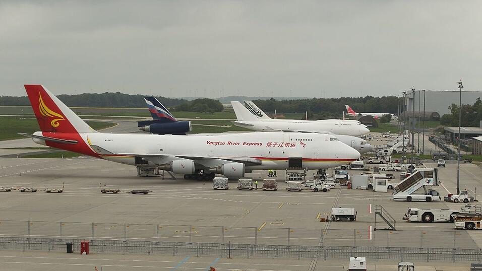 Eine Boeing 747 des chinesischen Frachtfliegers Yangtze River Express steht am 22.05.2013 im Cargobereich des Flughafens Frankfurt/Hahn in Lautzenhausen (Rheinland-Pfalz). Eine Boeing 747 des chinesischen Frachtfliegers Yangtze River Express steht am 22.05.2013 im Cargobereich des Flughafens Frankfurt/Hahn in Lautzenhausen (Rheinland-Pfalz).