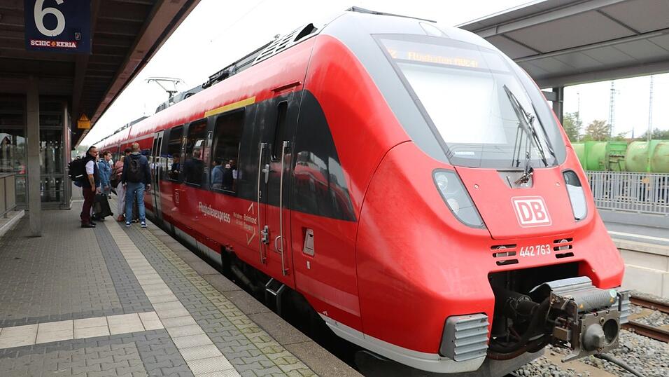 Den Flughafenexpress wird k&uuml;nftig neben DB Regio (im Bild) auch Agilis betreiben und dabei bis nach N&uuml;rnberg fahren.