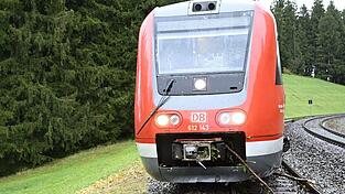 Der entgleiste Zug steht nahe einem Abhang.
