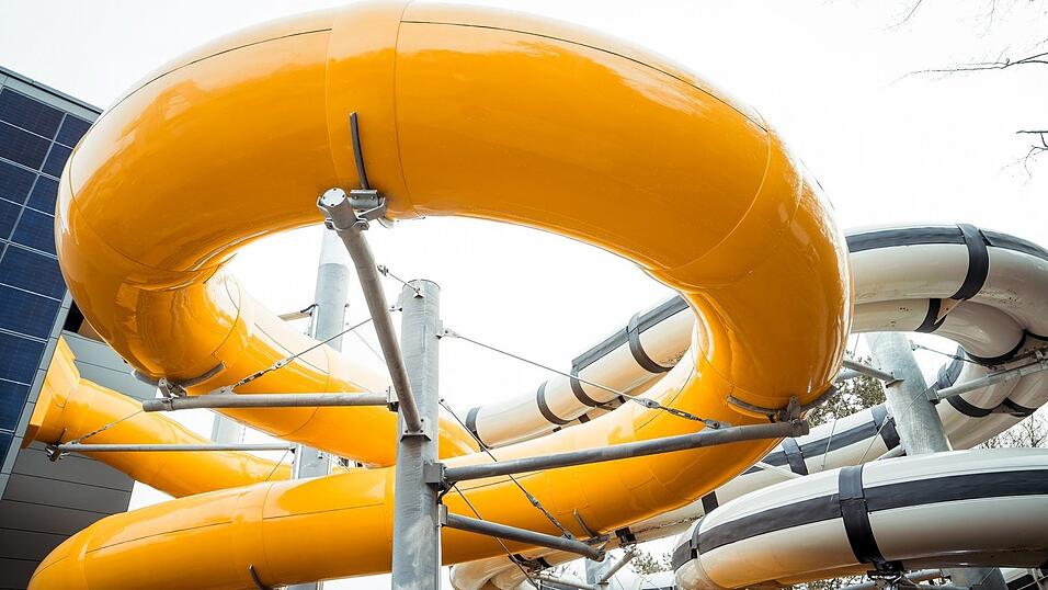 Die neuen Westbad-Rutschen in der Außenansicht. Die neuen Westbad-Rutschen in der Außenansicht.