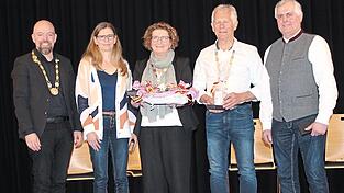 B&uuml;rgermeister Andreas Horsche, Caroline Zeiler, Monika Dierl, Josef F&uuml;rst und Bartholom&auml;us Hammerl (von links).