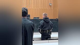 Im Juni 2025 griff der 22-Jährige mehrere Menschen mit einem Messer an, verletzte sie zum Teil lebensgefährlich. Im Juni 2025 griff der 22-Jährige mehrere Menschen mit einem Messer an, verletzte sie zum Teil lebensgefährlich.