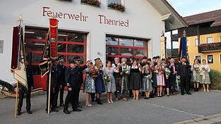Auf ein gro&szlig;es Feuerwehrfest 2027 wurde angesto&szlig;en.