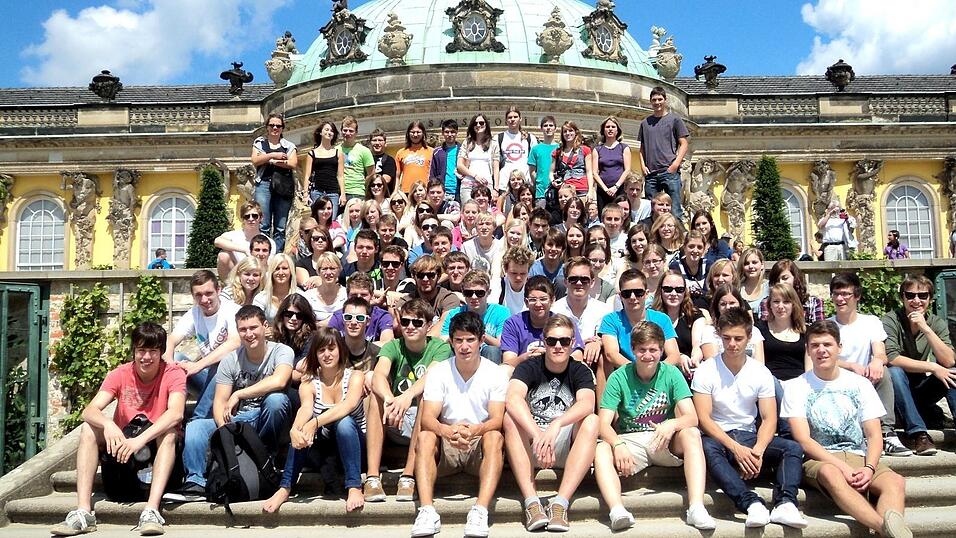 Die Q11 des Veit-Höser-Gymnasiums in Bogen vor dem Palast Sansouci in Potsdam. Die Q11 des Veit-Höser-Gymnasiums in Bogen vor dem Palast Sansouci in Potsdam.