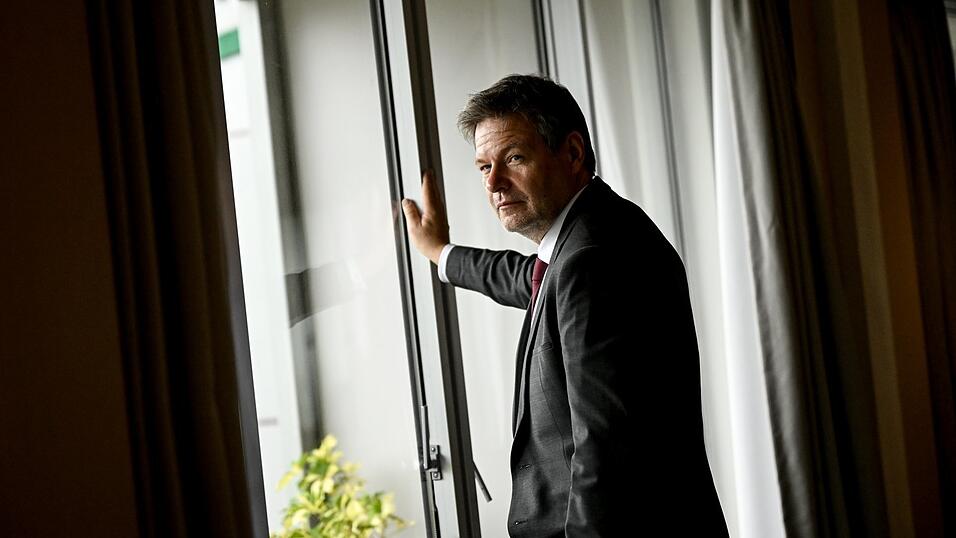 Ein knappes Jahr nach Amtsantritt h&auml;uft sich die Kritik an Robert Habeck.