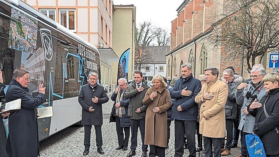 Pfarrer Christoph Keller und Stadtpfarrer Martin Garmaier segneten die E-Bus-Flotte im Beisein von Ministerpräsident Markus Söder, seiner Stellvertreterin Ulrike Scharf, Erdings Oberbürgermeister Max Gotz und zahlreicher Stadträte. Pfarrer Christoph Keller und Stadtpfarrer Martin Garmaier segneten die E-Bus-Flotte im Beisein von Ministerpräsident Markus Söder, seiner Stellvertreterin Ulrike Scharf, Erdings Oberbürgermeister Max Gotz und zahlreicher Stadträte.