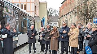 Pfarrer Christoph Keller und Stadtpfarrer Martin Garmaier segneten die E-Bus-Flotte im Beisein von Ministerpräsident Markus Söder, seiner Stellvertreterin Ulrike Scharf, Erdings Oberbürgermeister Max Gotz und zahlreicher Stadträte.